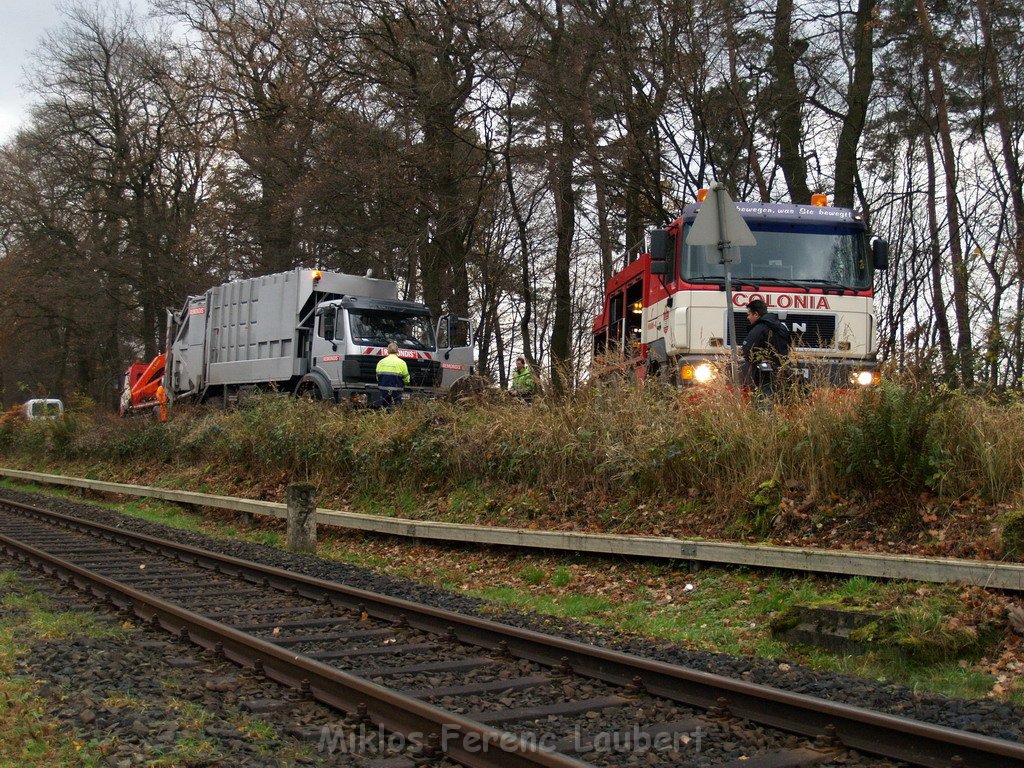 Muellwagen droht zu kippen Koeln Koenigsforst Baumschulweg  P34.JPG